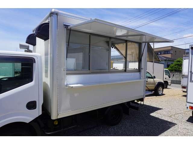 アトラストラック キッチンカー 移動販売車 フードトラック 8ナンバー 保健所対応 中型キッチンカー 中型移動販売車 カスタムフードトラック カスタム移動販売車 シンク 換気扇 給水タンク 外部電源(3枚目)