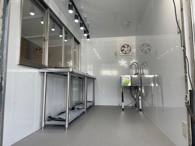 アトラストラック 　キッチンカー　移動販売車　フードトラック　８ナンバー　保健所対応　中型キッチンカー　中型移動販売車　カスタムフードトラック　カスタム移動販売車　シンク　換気扇　給水タンク　外部電源（6枚目）