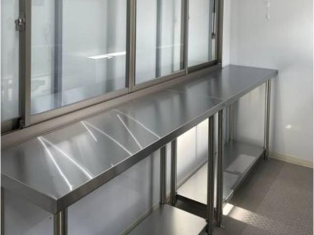 アトラストラック 　キッチンカー　移動販売車　フードトラック　８ナンバー　保健所対応　中型キッチンカー　中型移動販売車　カスタムフードトラック　カスタム移動販売車　シンク　換気扇　給水タンク　外部電源（12枚目）