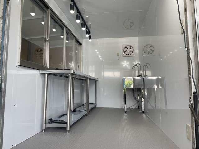 エルフトラック キッチンカー 移動販売車 フードトラック 8ナンバー 保健所対応 中型キッチンカー 中型移動販売車 カスタムフードトラック カスタム移動販売車 シンク 換気扇 給水タンク 外部電源(2枚目)