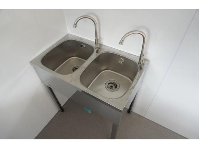 エルフトラック キッチンカー 移動販売車 フードトラック 8ナンバー 保健所対応 中型キッチンカー 中型移動販売車 カスタムフードトラック カスタム移動販売車 シンク 換気扇 給水タンク 外部電源(3枚目)