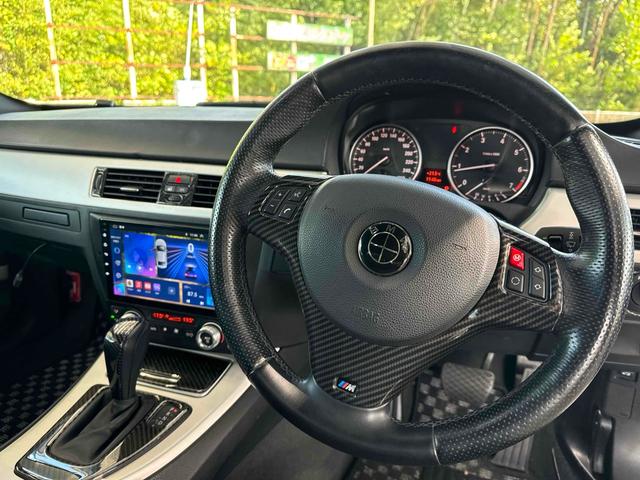 ３シリーズ ３２０ｉ　Ｍスポーツパッケージ　バックカメラ　ＡＴ　オートライト　ＨＩＤ　アルミホイール　盗難防止システム　ＡＢＳ　エアコン　パワーステアリング　パワーウィンドウ（2枚目）