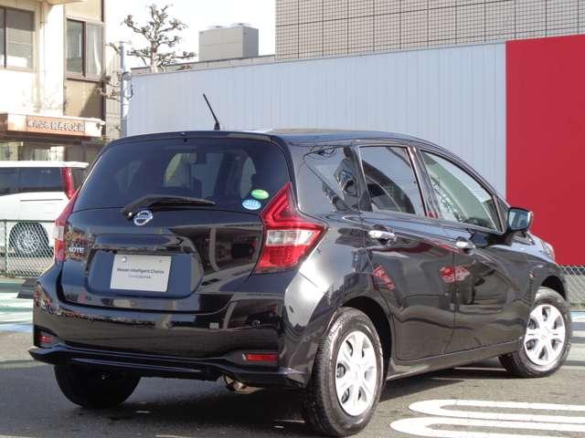 X 前方の車両や歩行者との衝突回避をサポートする、エマージェンシーブレーキを搭載したノートです。さらに踏み間違い防止アシストも付いて安全装備が充実。(2枚目)
