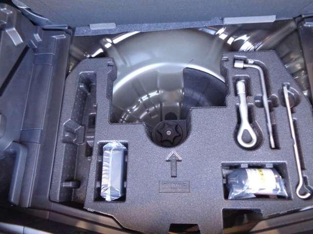 X 前方の車両や歩行者との衝突回避をサポートする、エマージェンシーブレーキを搭載したノートです。さらに踏み間違い防止アシストも付いて安全装備が充実。(17枚目)