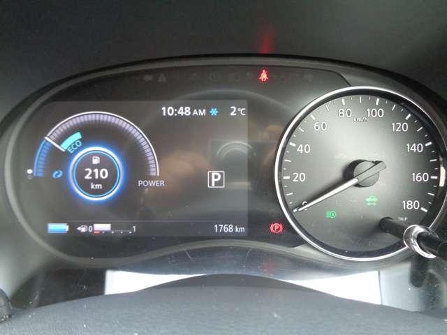X ツートーンインテリアエディション まるで時代の常識を追い越すかのように、SUVも電気で走る時代がやってくるひと踏みで、常識破りの興奮へ。電気のパワーを充電いらずで、一気に行こうか。(11枚目)