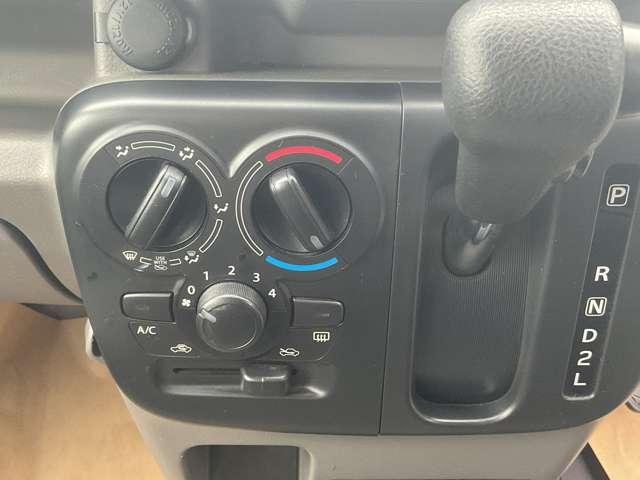 使いやすいダイヤル式のマニュアルエアコンは、直感的に操作できます。