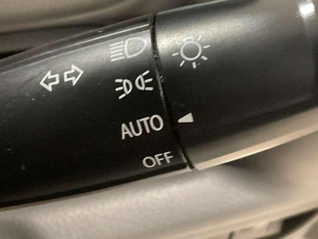 オートライトついてます。思いやりライト機能で夕暮れや雨天時のワイパー使用時に自動でヘッドライトを点灯させます。