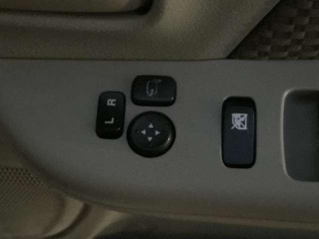 電動格納式ドアミラーです。ボタン操作でミラーの開閉が出来ます。すれ違いの時やパーキング時にこすりにくくなります！