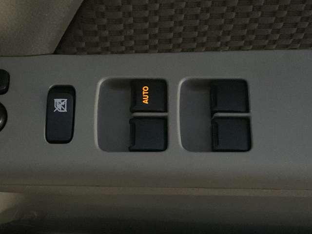 挟み込み防止機構付きパワーウインドウ、空気の入れ替えや料金所などで便利なワンタッチオート付き