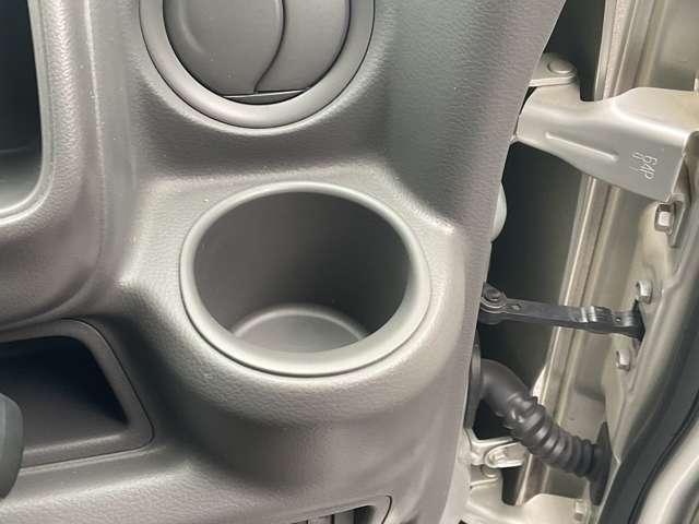 運転席側にドリンクホルダー