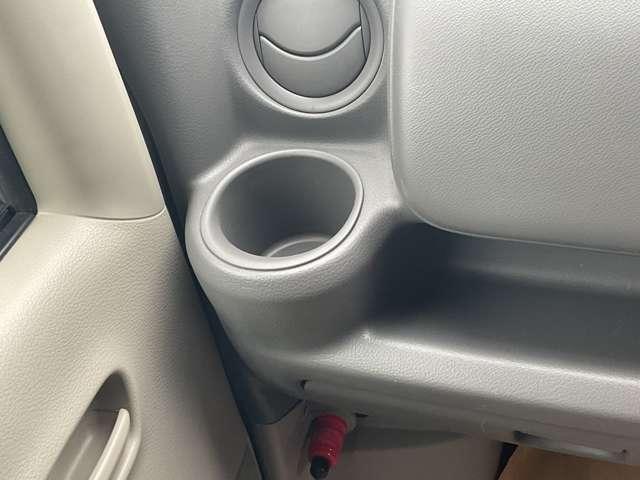 助手席側にドリンクホルダー