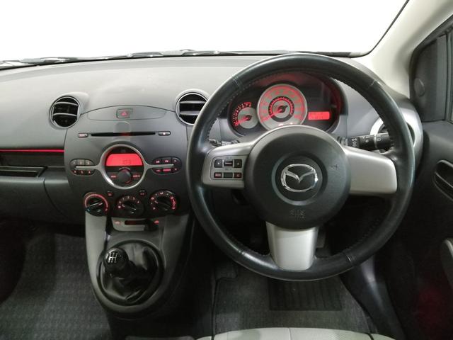 デミオ 13C 5速マニュアル 禁煙車 ドライビングコンフォートパッケージ スマートキー ディスチャージライト イモビライザー 本革巻ステアリング ETC プライバシーガラス 純正15インチアルミ(12枚目)