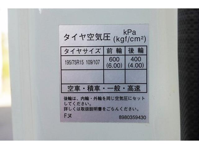 エルフトラック ２ｔ　平ボディ　フルフラットロー　三方開　Ｗタイヤ　２ｔ積載　平ボディ　全低床　３方開　Ｗタイヤ　坂道発進補助　横滑り防止　電動格納ミラー　集中ロック　アイドリングストップ　エコモード　荷台内寸３１０／１５９／３８　荷台高７５　車両総重量４３２５ｋｇ（71枚目）