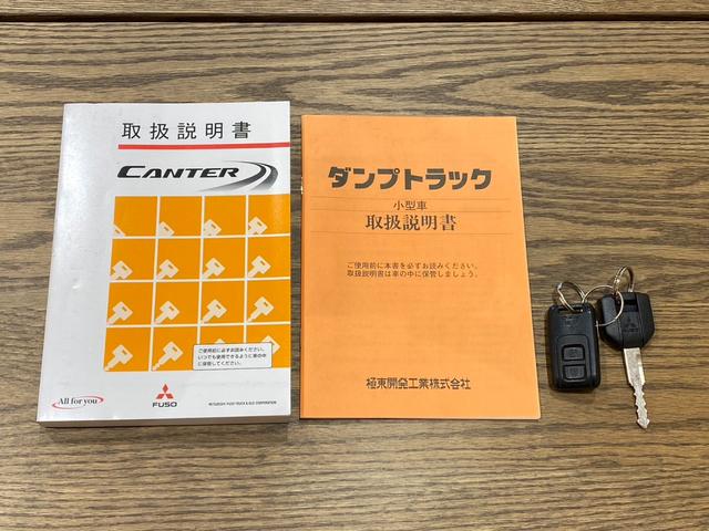 ２ｔ　強化ダンプ　フルフラットロー　全低床　コボレーン　ラダーフック　極東開発　ＤＤ０２－３１　電動格納ミラー　集中ロック　フォグランプ　作業灯　オーバーヘッドコンソール　荷台内寸３０４／１５９／３２　荷台高８６　車両総重量４９７５ｋｇ(80枚目)