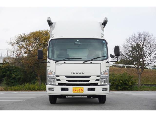 エルフトラック ３．５ｔ　ワイドロング　フルフラットロー　カーテン幌　ＡＴ車　平ボディ　全低床　荷台フック　幌　ラクラクゲート　横滑り防止　電動格納ミラー　アイドリングストップ　バックカメラ＆モニター　ＥＴＣ　荷台内寸４３６／２０９／２１５　荷台高１０４　車両総重量６９３５ｋｇ（8枚目）