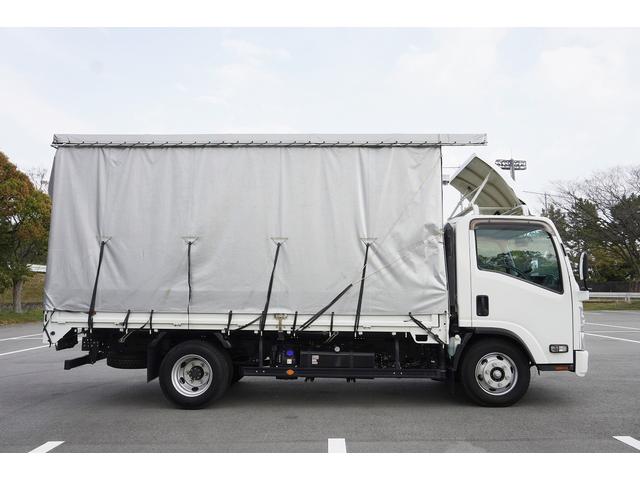 エルフトラック ３．５ｔ　ワイドロング　フルフラットロー　カーテン幌　ＡＴ車　平ボディ　全低床　荷台フック　幌　ラクラクゲート　横滑り防止　電動格納ミラー　アイドリングストップ　バックカメラ＆モニター　ＥＴＣ　荷台内寸４３６／２０９／２１５　荷台高１０４　車両総重量６９３５ｋｇ（10枚目）