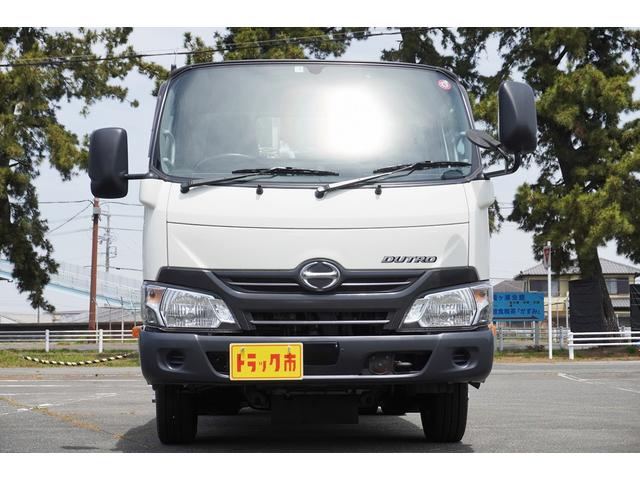 デュトロ ２ｔ　平ボディ　フルジャストロー　ＡＴ車　Ｗタイヤ　２ｔ積載　平ボディ　全低床　ＡＴ車　荷台フック　アオリロープ穴　坂道発進補助　アイドリングストップ　ＥＴＣ　集中ロック　荷台板張り　荷台内寸３０９／１５８／３８　荷台高８７　車両総重量４４６５ｋｇ（8枚目）