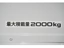 ２ｔ　平ボディ　フルフラットロー　三方開　Ｗタイヤ　２ｔ積載　平ボディ　全低床　３方開　Ｗタイヤ　坂道発進補助　横滑り防止　電動格納ミラー　集中ロック　アイドリングストップ　エコモード　荷台内寸３１０／１５９／３８　荷台高７５　車両総重量４３２５ｋｇ(7枚目)