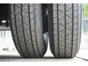 １．５５ｔ　Ｗキャブ　平ボディ　スーパーロー　Ｗタイヤ　１．５５ｔ　低床　坂道発進補助　横滑り防止　電格ミラー　アイドリングストップ　ＥＴＣ　エコモード　集中ロック　キーレス　フォグランプ　荷台内寸２０７／１６１／３７　荷台高８２　車両総重量４１３０ｋｇ（72枚目）