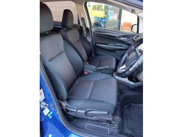 フィットハイブリッド Ｆパッケージ　社外ナビ／スタッドレスタイヤ付／ワンセグＴＶ／ＥＴＣ／スマートキー／プッシュスタート／アイドリングストップ／スペアキー／横滑り防止システム／イモビライザー／ハロゲンライト／パワステ（2枚目）