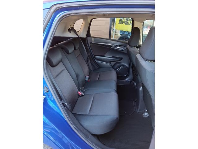 フィットハイブリッド Ｆパッケージ　社外ナビ／スタッドレスタイヤ付／ワンセグＴＶ／ＥＴＣ／スマートキー／プッシュスタート／アイドリングストップ／スペアキー／横滑り防止システム／イモビライザー／ハロゲンライト／パワステ（3枚目）