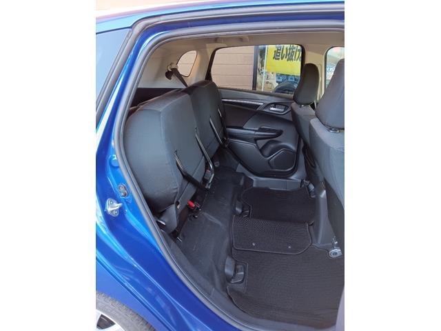 フィットハイブリッド Ｆパッケージ　社外ナビ／スタッドレスタイヤ付／ワンセグＴＶ／ＥＴＣ／スマートキー／プッシュスタート／アイドリングストップ／スペアキー／横滑り防止システム／イモビライザー／ハロゲンライト／パワステ（4枚目）