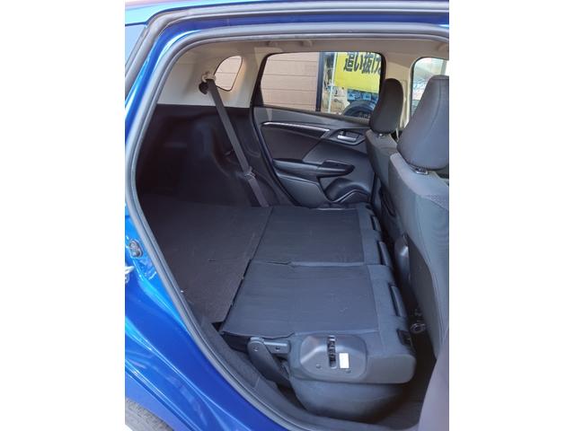 フィットハイブリッド Ｆパッケージ　社外ナビ／スタッドレスタイヤ付／ワンセグＴＶ／ＥＴＣ／スマートキー／プッシュスタート／アイドリングストップ／スペアキー／横滑り防止システム／イモビライザー／ハロゲンライト／パワステ（5枚目）