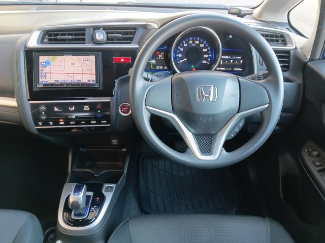 フィットハイブリッド Ｆパッケージ　社外ナビ／スタッドレスタイヤ付／ワンセグＴＶ／ＥＴＣ／スマートキー／プッシュスタート／アイドリングストップ／スペアキー／横滑り防止システム／イモビライザー／ハロゲンライト／パワステ（9枚目）