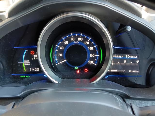 フィットハイブリッド Ｆパッケージ　社外ナビ／スタッドレスタイヤ付／ワンセグＴＶ／ＥＴＣ／スマートキー／プッシュスタート／アイドリングストップ／スペアキー／横滑り防止システム／イモビライザー／ハロゲンライト／パワステ（10枚目）