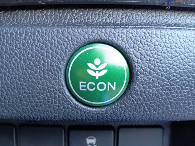 フィットハイブリッド Ｆパッケージ　社外ナビ／スタッドレスタイヤ付／ワンセグＴＶ／ＥＴＣ／スマートキー／プッシュスタート／アイドリングストップ／スペアキー／横滑り防止システム／イモビライザー／ハロゲンライト／パワステ（16枚目）