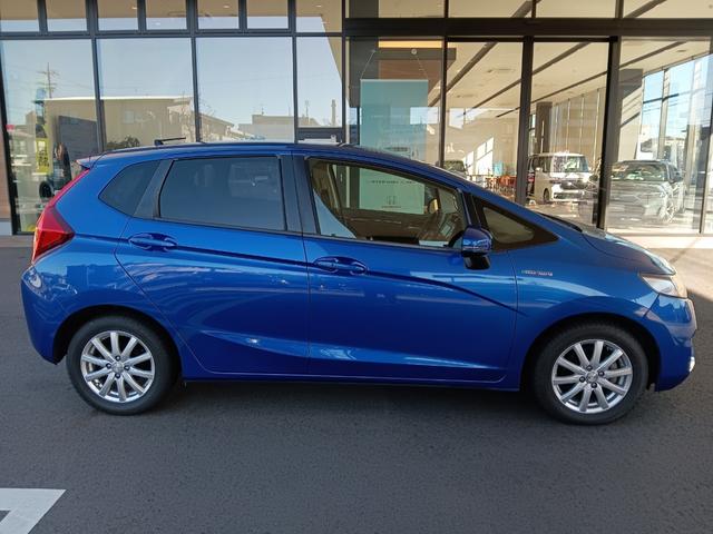 フィットハイブリッド Ｆパッケージ　社外ナビ／スタッドレスタイヤ付／ワンセグＴＶ／ＥＴＣ／スマートキー／プッシュスタート／アイドリングストップ／スペアキー／横滑り防止システム／イモビライザー／ハロゲンライト／パワステ（25枚目）