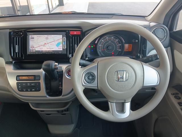 �h���C�o�[���ݍ��ނ悤�ɁA�f�B�X�v���[��X�C�b�`�A�R���\�[����z�u�B�������u�Ԃ���^�]�ւ̊��҂��I��Ԃ��̂��̂̐S�n�悳�ɂ�������Ă��܂��B