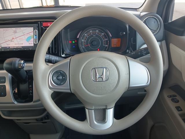 �h���C�o�[���ݍ��ނ悤�ɁA�f�B�X�v���[��X�C�b�`�A�R���\�[����z�u�B�������u�Ԃ���^�]�ւ̊��҂��I��Ԃ��̂��̂̐S�n�悳�ɂ�������Ă��܂��B