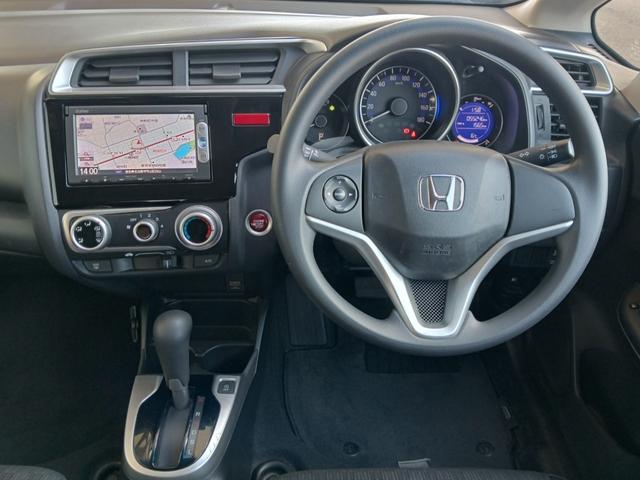 �h���C�o�[���ݍ��ނ悤�ɁA�f�B�X�v���[��X�C�b�`�A�R���\�[����z�u�B�������u�Ԃ���^�]�ւ̊��҂��I��Ԃ��̂��̂̐S�n�悳�ɂ�������Ă��܂��B