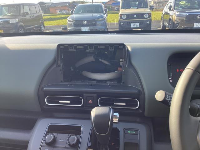 フリード e:HEVクロスター 新車未登録 6人乗り バックカメラ リアクーラー ブラインドスポットインフォメーション 運転席助手席シートヒーター アルミホイール(3枚目)