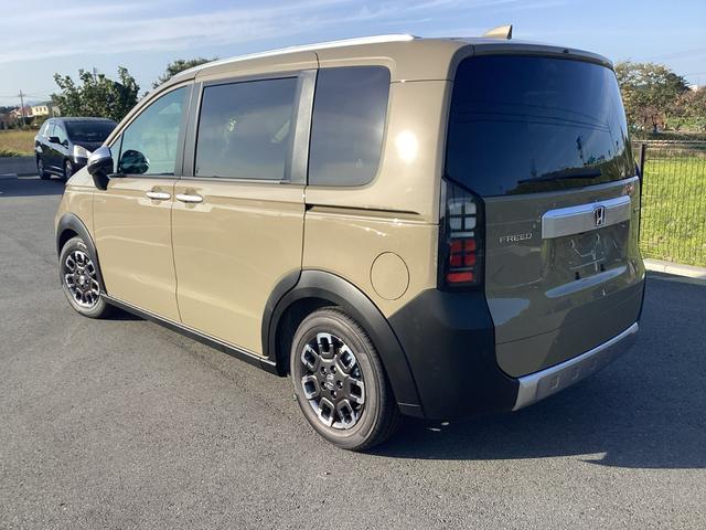 フリード e:HEVクロスター 新車未登録 6人乗り バックカメラ リアクーラー ブラインドスポットインフォメーション 運転席助手席シートヒーター アルミホイール(7枚目)