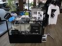 KUHLオリジナルブランド906(キューマルロク)からアパレルも展開しております。Tシャツからパーカーまで幅広いジャンルの商品を展開しております。当店スタッフと一緒にこだわりの服を選びましょう。