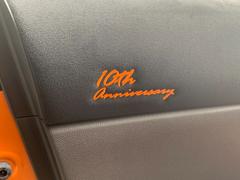 運転席と助手席ドアトリムのショルダーパッド部に１０周年記念刺繍が施されております！こちらもオレンジ色の刺繍となっており、その他の特別装備との統一感があります！限定車ならではのコダワリが詰まった車両です 4