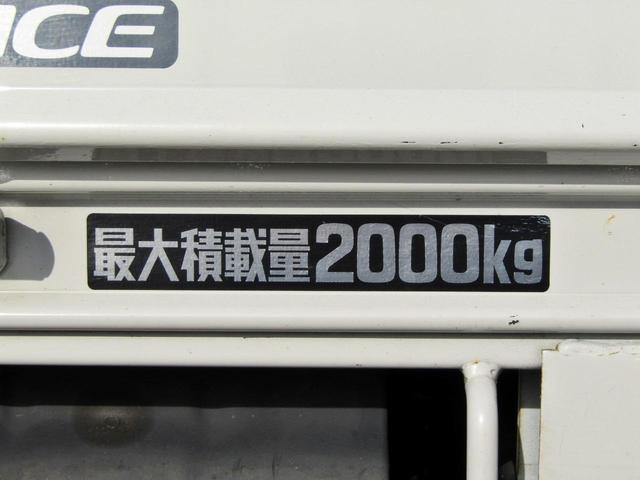 ２トン全低床平ボディー　荷台床木板貼り　衝突回避ブレーキ　車線逸脱警報装置　ナビＴＶ　ＥＴＣ　Ｎ０４Ｃディーゼルターボ　３ペダル５ＭＴ(12枚目)