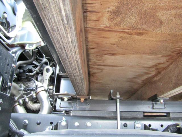 キャンター ３トン全低床ワイドロング平ボディー　荷台床木板貼り　ナビＴＶ　アオリ開閉補助　３ペダル５ＭＴ　坂道発進補助装置　１オーナー車（31枚目）