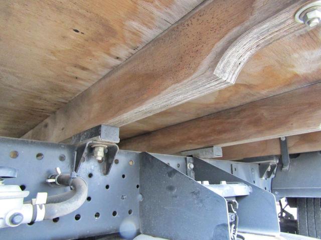 エルフトラック ２トン平ボディー　荷台床木板貼り　アルミ縞板加工　ナビＴＶ　バックカメラ　坂道発進補助装置　メッキパーツ　キーレス　５ＭＴ（28枚目）