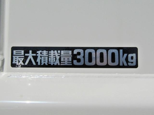 ３トンスーパー横綱ダンプ　床厚９ミリ　コボレーン　中間ピン　衝突軽減　ＬＥＤヘッド＆フォグ　スマートキー　６ＭＴ　坂道発進補助装置　左側電格ミラー　ＥＴＣ車載器　純正ドアバイザ　純正フロアマット　スーパー強化ダンプ(22枚目)