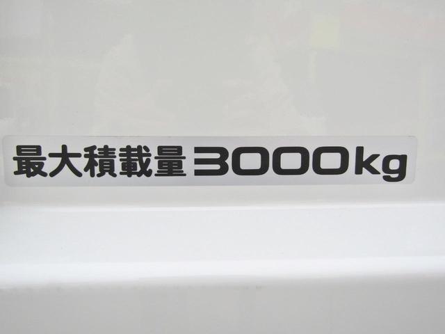 エルフトラック ３トン強化ダンプ　コボレーン付き　中間ピン　衝突軽減ブレーキ　車線逸脱警報装置　ＬＥＤヘッド　キーレスキー　Ｂｌｕｅｔｏｏｔｈ対応オーディオ　６速ＭＴ　電動格納ミラー（28枚目）