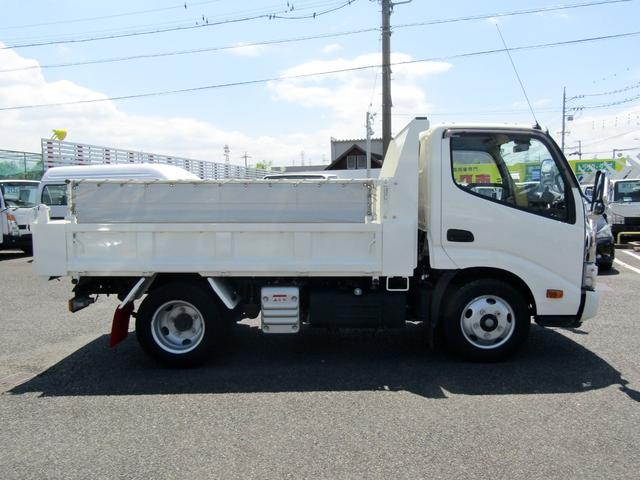 デュトロ ３トン土砂ダンプ　コボレーン　リアピン　衝突軽減ブレーキ　車線逸脱警報　アイドリングストップ　坂道発進補助　ナビＴＶ　ＥＴＣ　スマートキー　６ＭＴ（4枚目）
