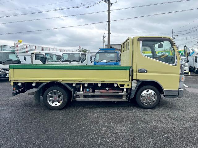 キャンター ２トン全低床平ボディー　荷台床鉄板貼り　車線逸脱警報　坂道発進補助装置　ナビＴＶ　バックモニター　ＥＴＣ　ドラレコ付き　キーレス　ＡＴ車（4枚目）
