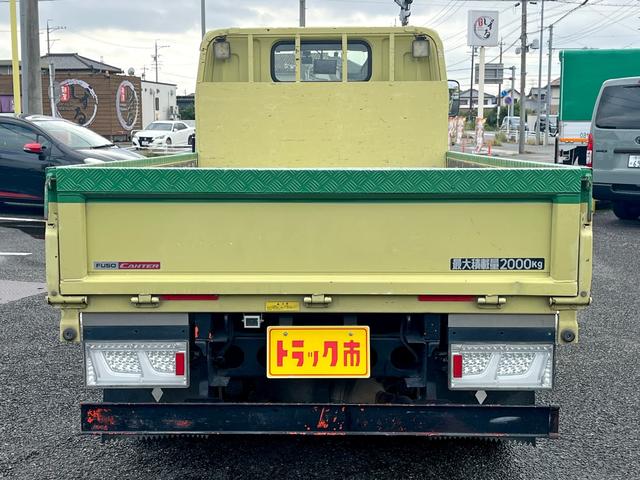 キャンター ２トン全低床平ボディー　荷台床鉄板貼り　車線逸脱警報　坂道発進補助装置　ナビＴＶ　バックモニター　ＥＴＣ　ドラレコ付き　キーレス　ＡＴ車（5枚目）