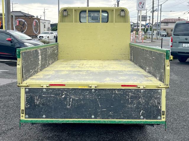 キャンター ２トン全低床平ボディー　荷台床鉄板貼り　車線逸脱警報　坂道発進補助装置　ナビＴＶ　バックモニター　ＥＴＣ　ドラレコ付き　キーレス　ＡＴ車（6枚目）
