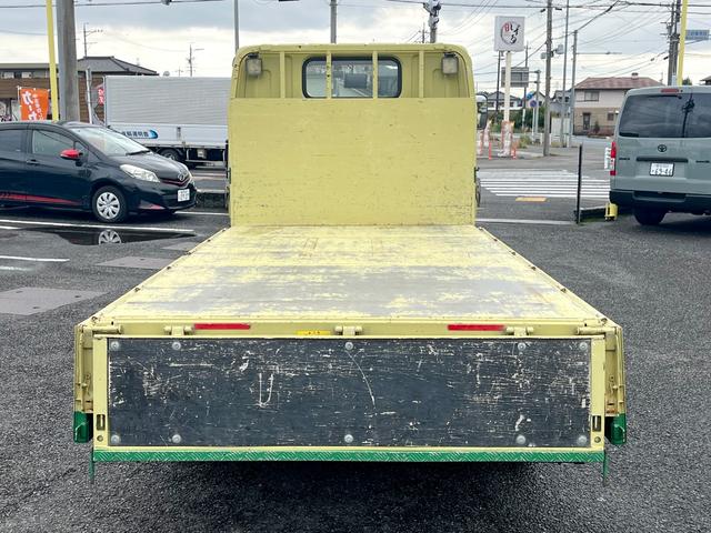 キャンター ２トン全低床平ボディー　荷台床鉄板貼り　車線逸脱警報　坂道発進補助装置　ナビＴＶ　バックモニター　ＥＴＣ　ドラレコ付き　キーレス　ＡＴ車（8枚目）