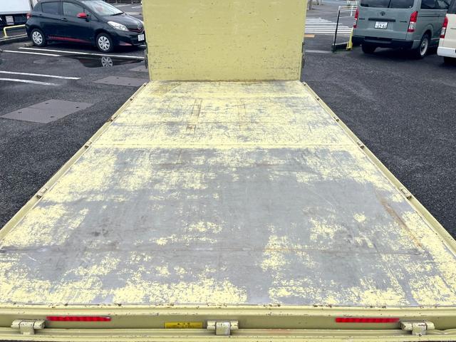 キャンター ２トン全低床平ボディー　荷台床鉄板貼り　車線逸脱警報　坂道発進補助装置　ナビＴＶ　バックモニター　ＥＴＣ　ドラレコ付き　キーレス　ＡＴ車（9枚目）