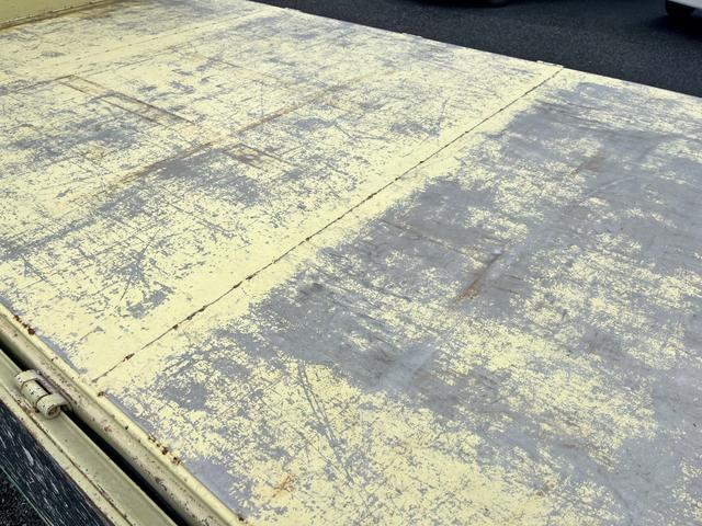 キャンター ２トン全低床平ボディー　荷台床鉄板貼り　車線逸脱警報　坂道発進補助装置　ナビＴＶ　バックモニター　ＥＴＣ　ドラレコ付き　キーレス　ＡＴ車（10枚目）
